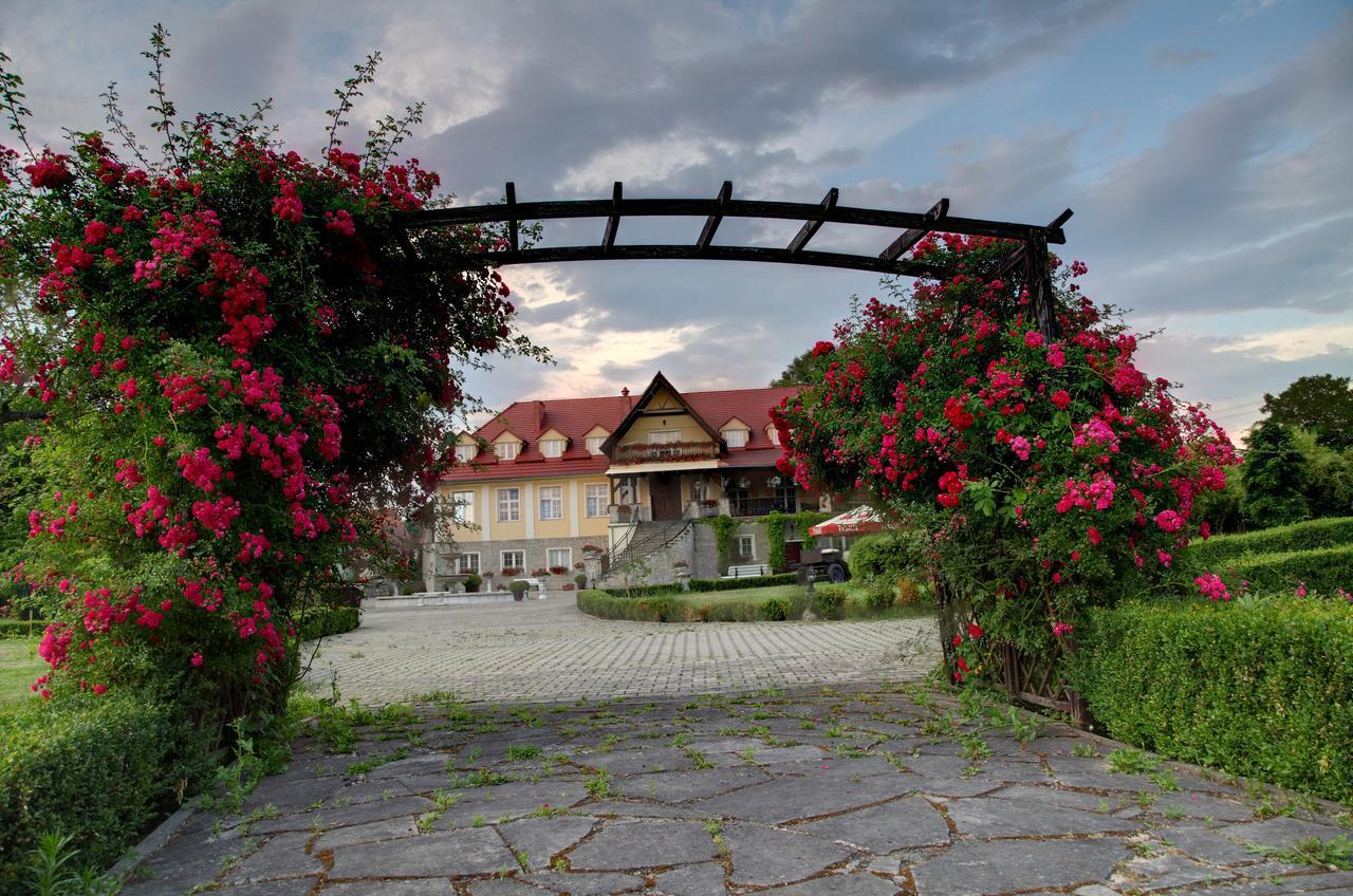 Palac W Badzowie Polkwitz Exterior foto